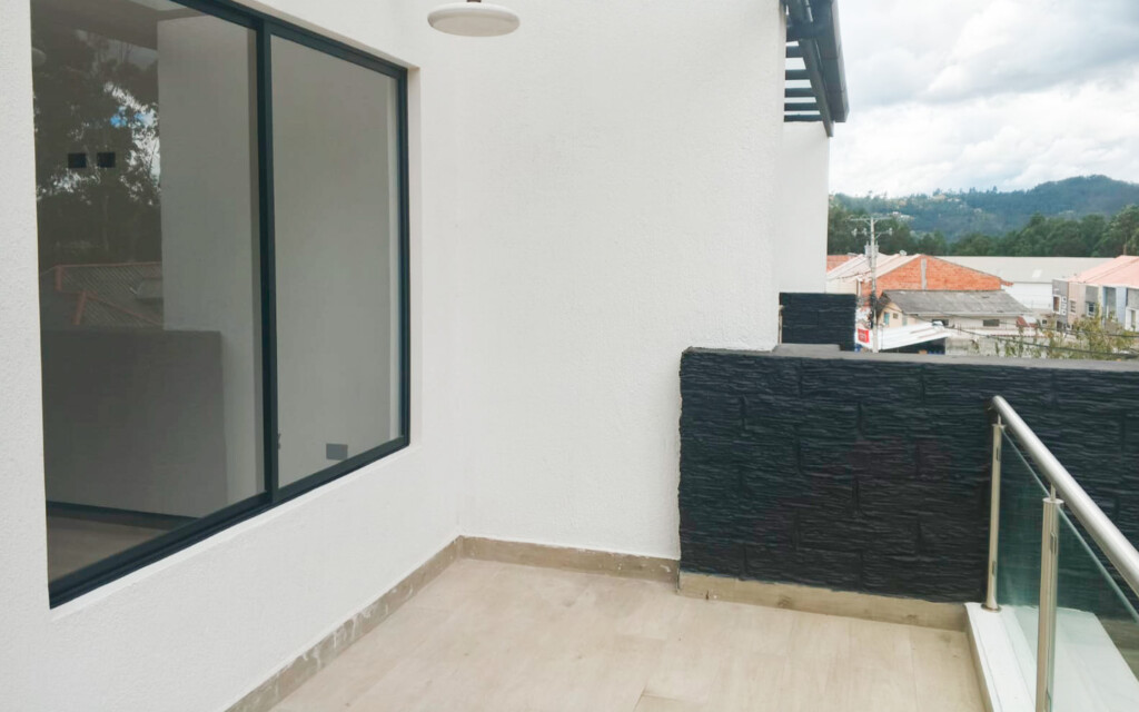 CASA DE TRES PISOS EN RICAURTE CON HERMOSA VISTA