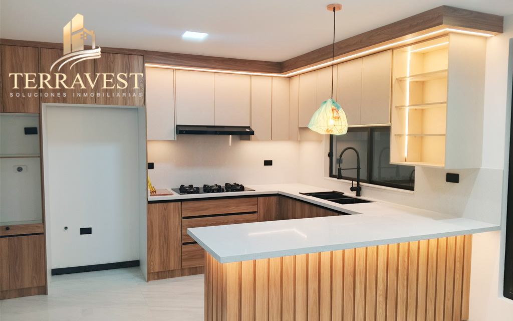 CASA ELEGANTE GRANDE EN RICAURTE POR EL SUDAMERICANO