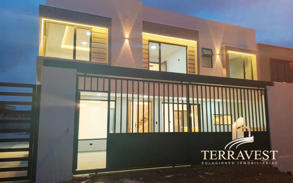 CASA ELEGANTE GRANDE EN RICAURTE POR EL SUDAMERICANO