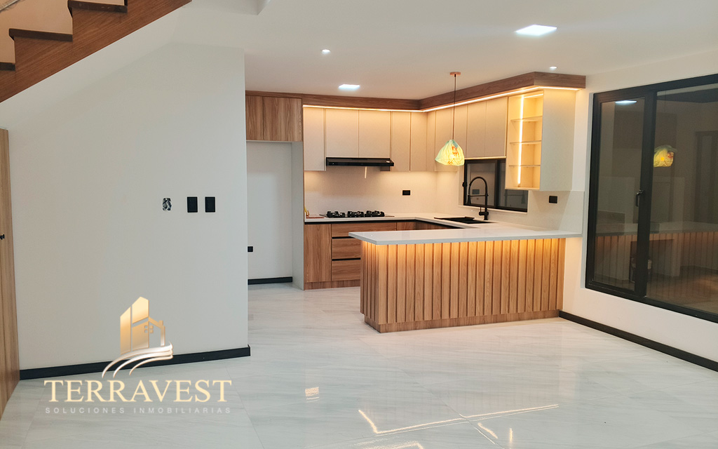 CASA ELEGANTE GRANDE EN RICAURTE POR EL SUDAMERICANO