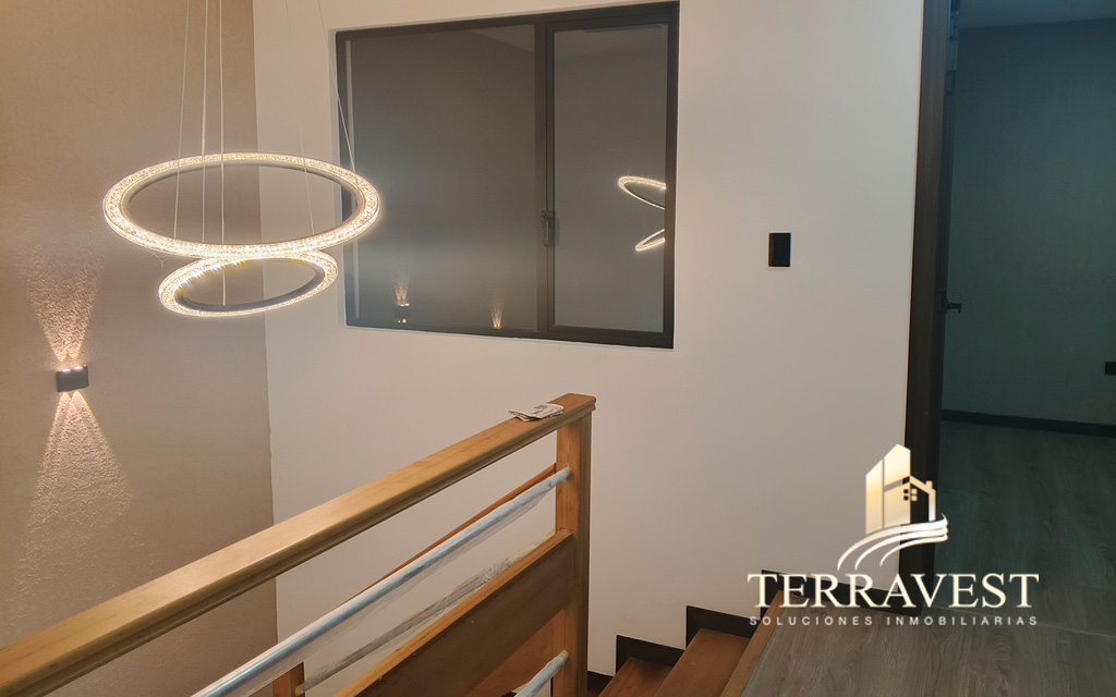 CASA ELEGANTE GRANDE EN RICAURTE POR EL SUDAMERICANO