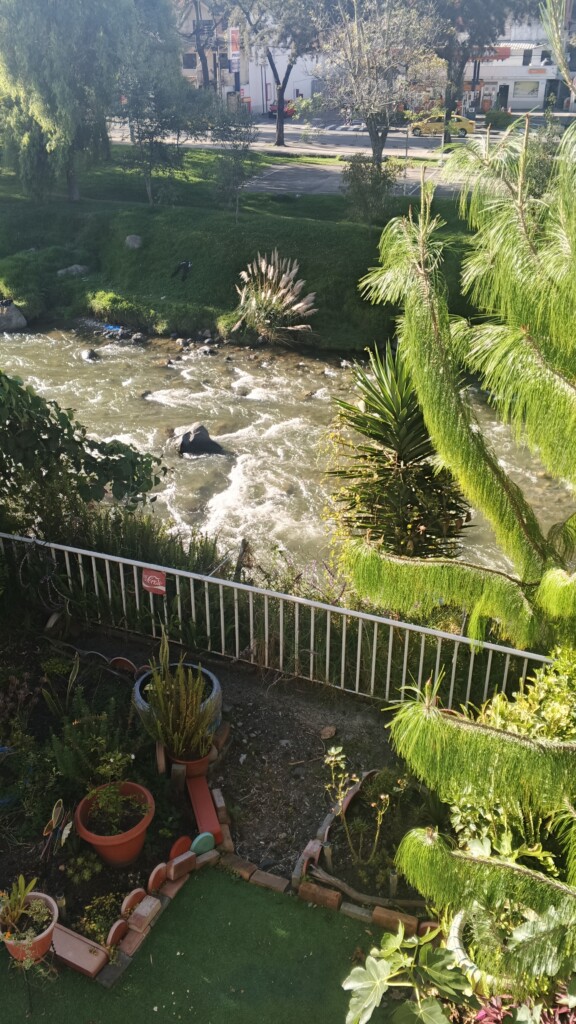 SE RENTA DEPARTAMENTO CON VISTA AL RIO EN CUENCA