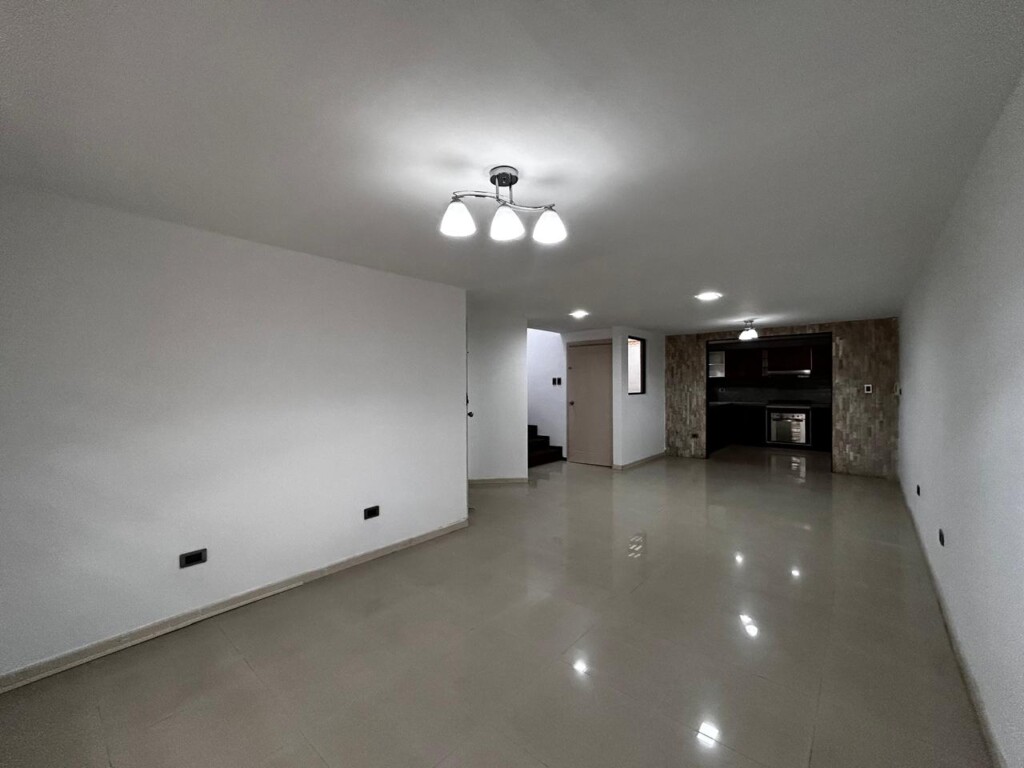 CASA USADA EN VENTA EN CONDOMINIO EN CUENCA