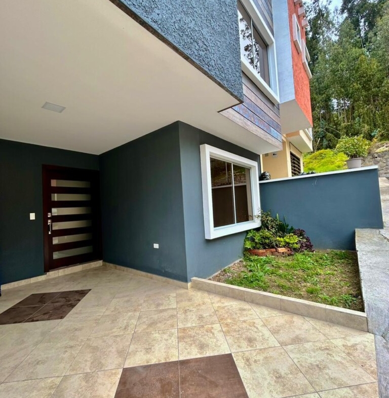 CASA GRANDE POR ESTRENAR CUATRO DORMITORIOS EN PATAMARCA