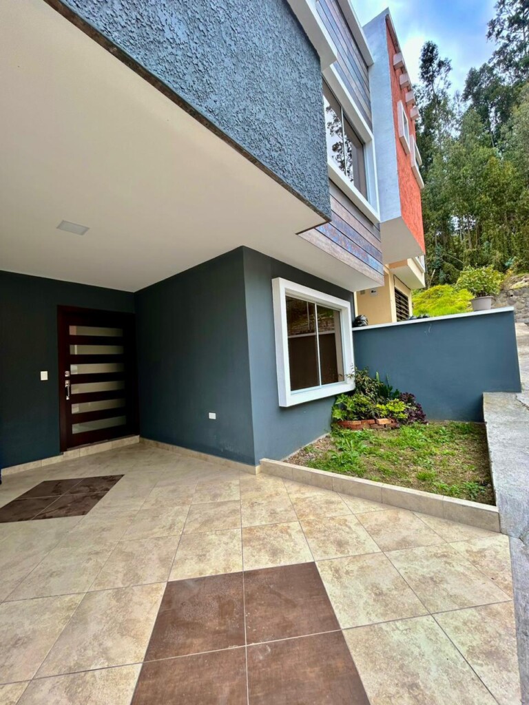 CASA GRANDE POR ESTRENAR CUATRO DORMITORIOS EN PATAMARCA