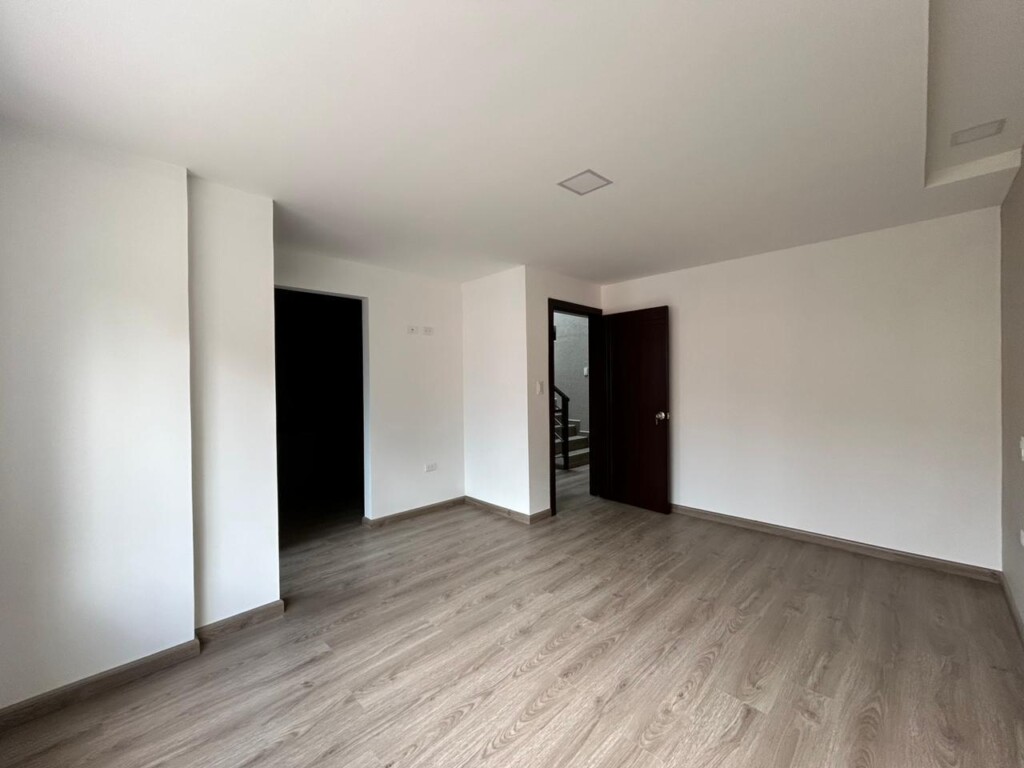 CASA GRANDE POR ESTRENAR CUATRO DORMITORIOS EN PATAMARCA
