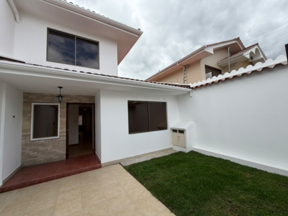 CASA EN VENTA EN EL SECTOR LA ROMA CON BAÑO EN LA PRIMERA PLANTA