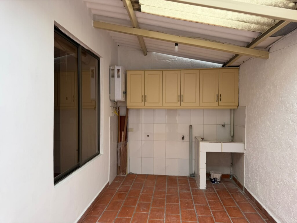 CASA EN VENTA EN EL SECTOR LA ROMA CON BAÑO EN LA PRIMERA PLANTA