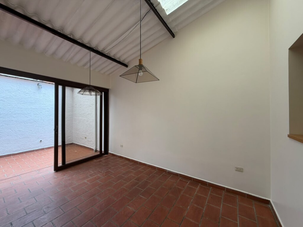 CASA EN VENTA EN EL SECTOR LA ROMA CON BAÑO EN LA PRIMERA PLANTA