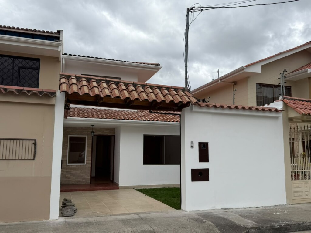 CASA EN VENTA EN EL SECTOR LA ROMA CON BAÑO EN LA PRIMERA PLANTA