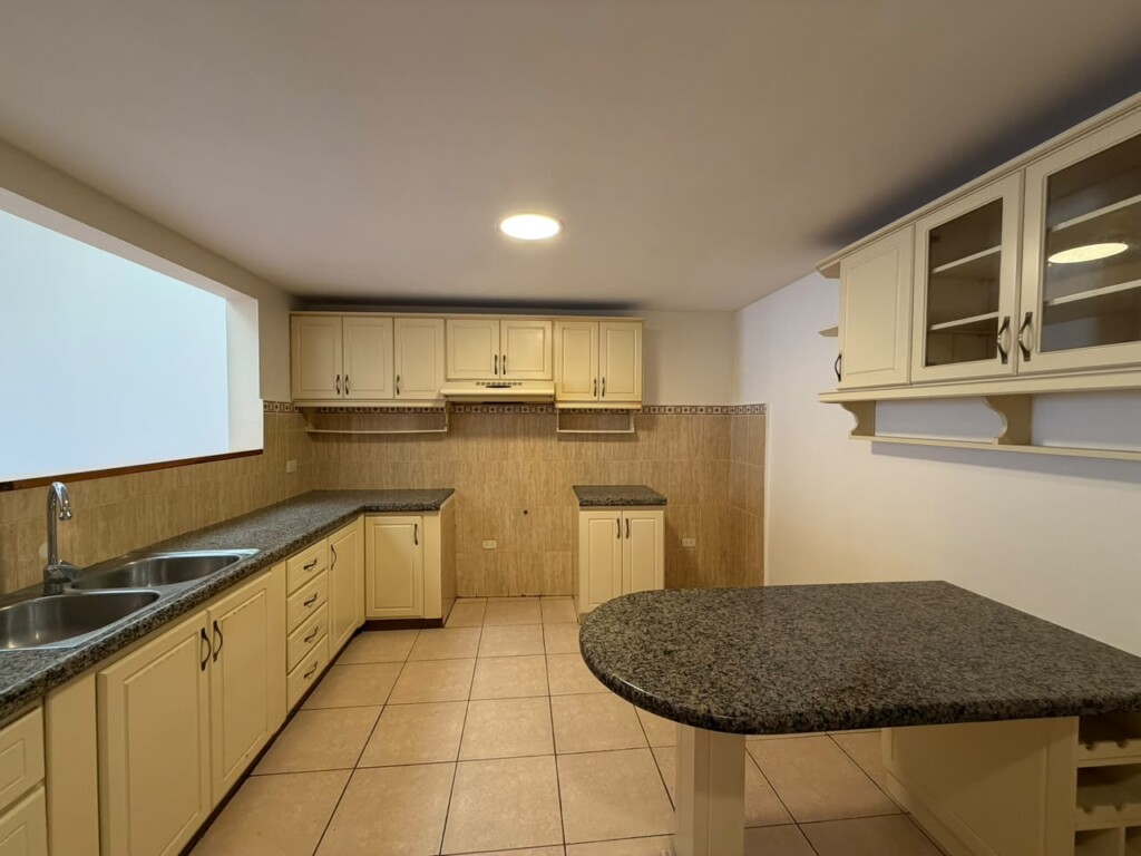 CASA EN VENTA EN EL SECTOR LA ROMA CON BAÑO EN LA PRIMERA PLANTA