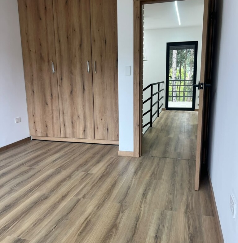CASA GRANDE DE VENTA EN CUENCA FUERA DE CONDOMINIO