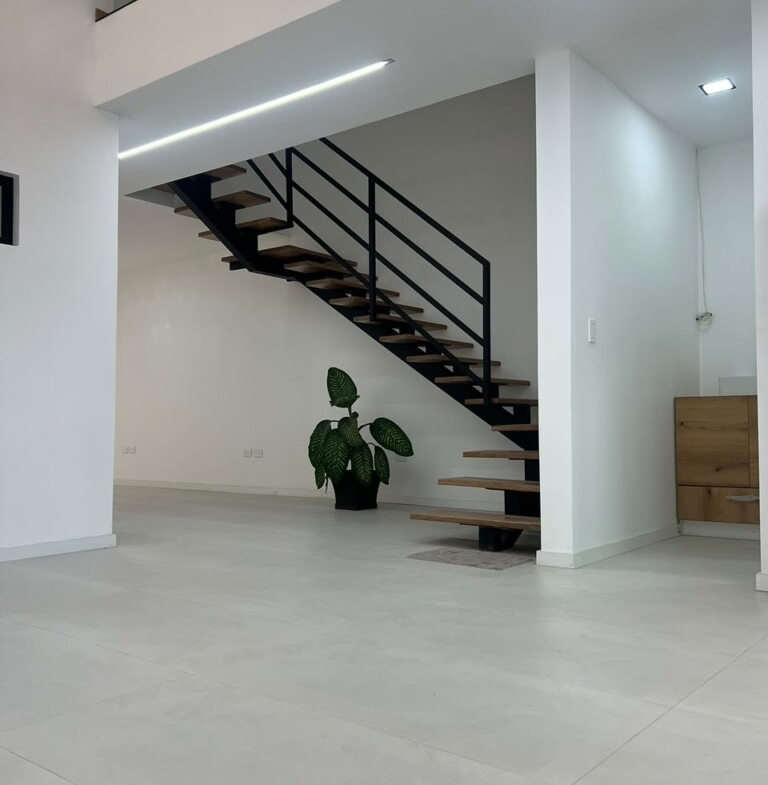 CASA GRANDE DE VENTA EN CUENCA FUERA DE CONDOMINIO