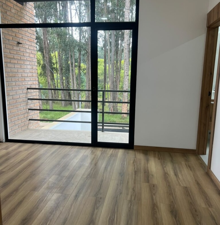 CASA GRANDE DE VENTA EN CUENCA FUERA DE CONDOMINIO