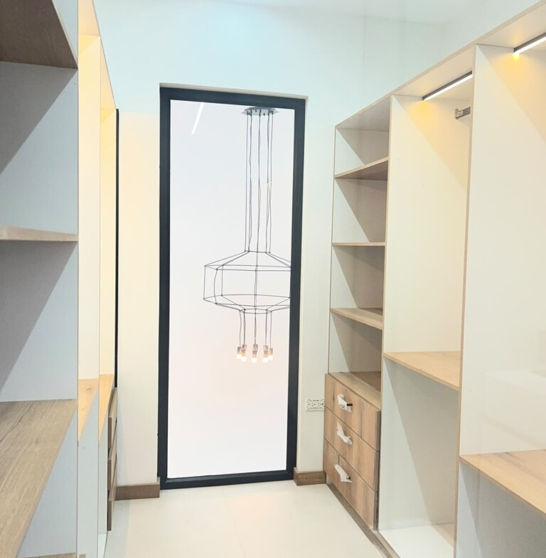 CASA GRANDE DE VENTA EN CUENCA FUERA DE CONDOMINIO