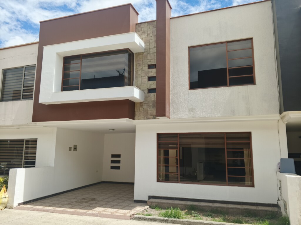 CASA USADA EN CONDOMINIO EN RICAURTE