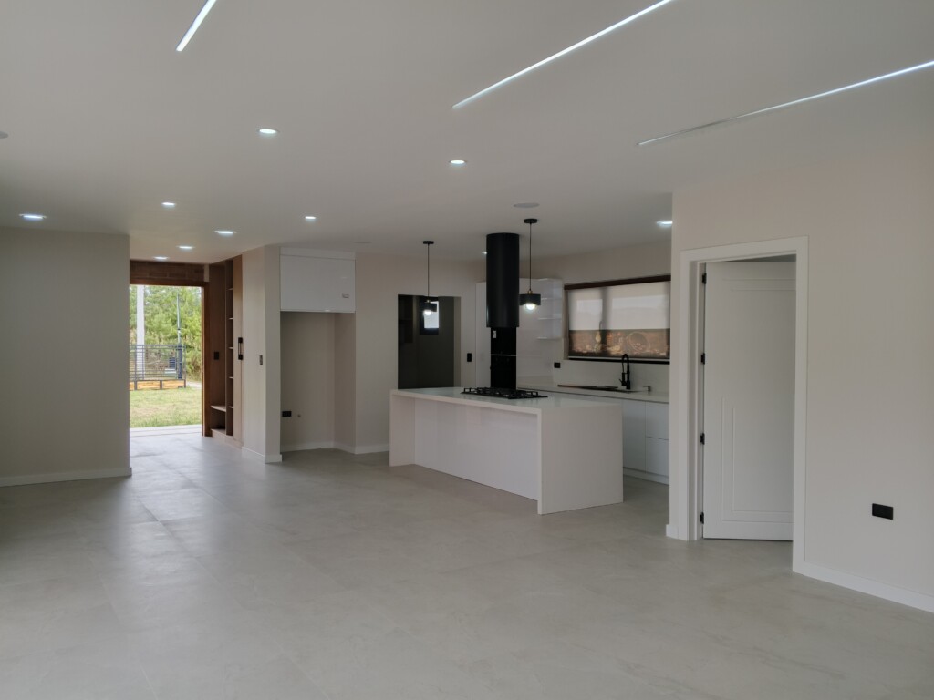 CASA EN DELEG – HERMOSA PROPIEDAD CASA EN DELEG - HERMOSA PROPIEDAD