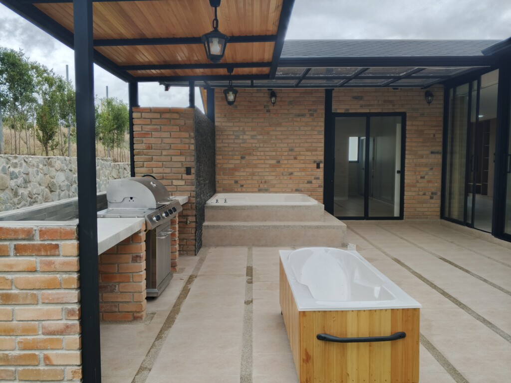 CASA EN DELEG – HERMOSA PROPIEDAD CASA EN DELEG - HERMOSA PROPIEDAD