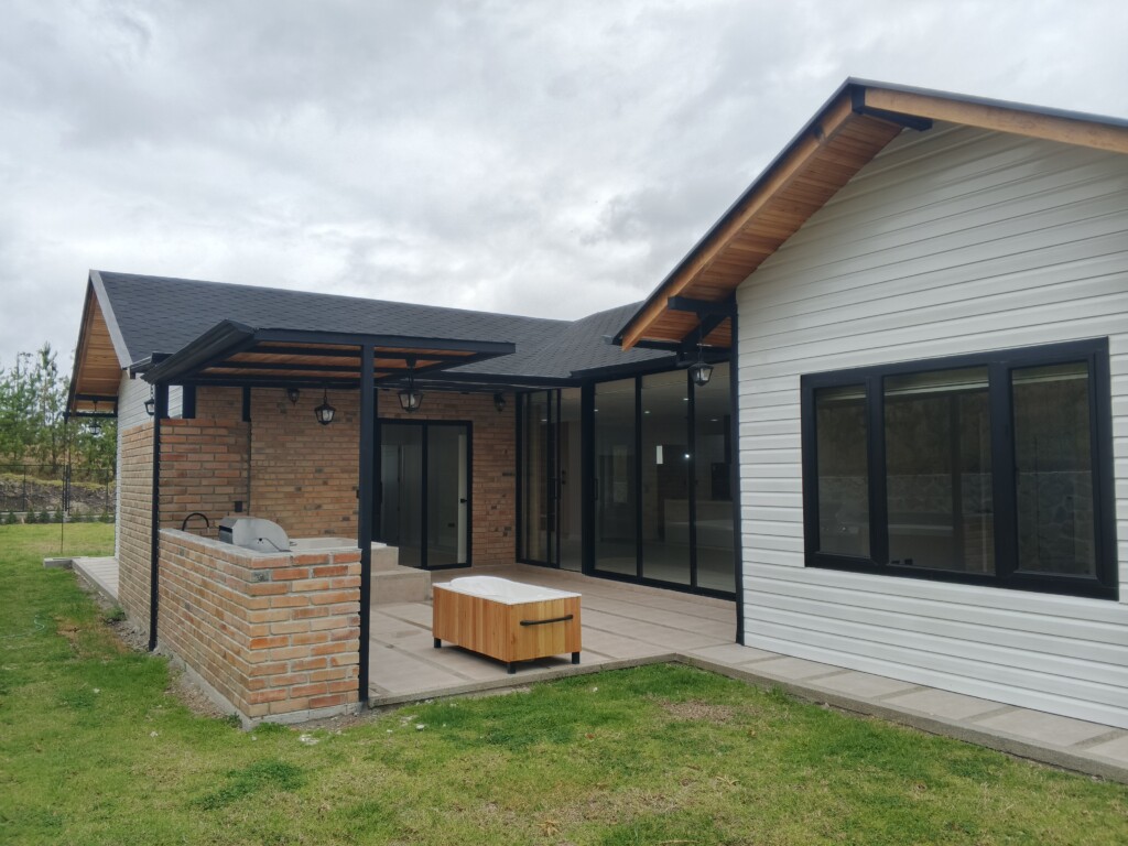 CASA EN DELEG – HERMOSA PROPIEDAD CASA EN DELEG - HERMOSA PROPIEDAD