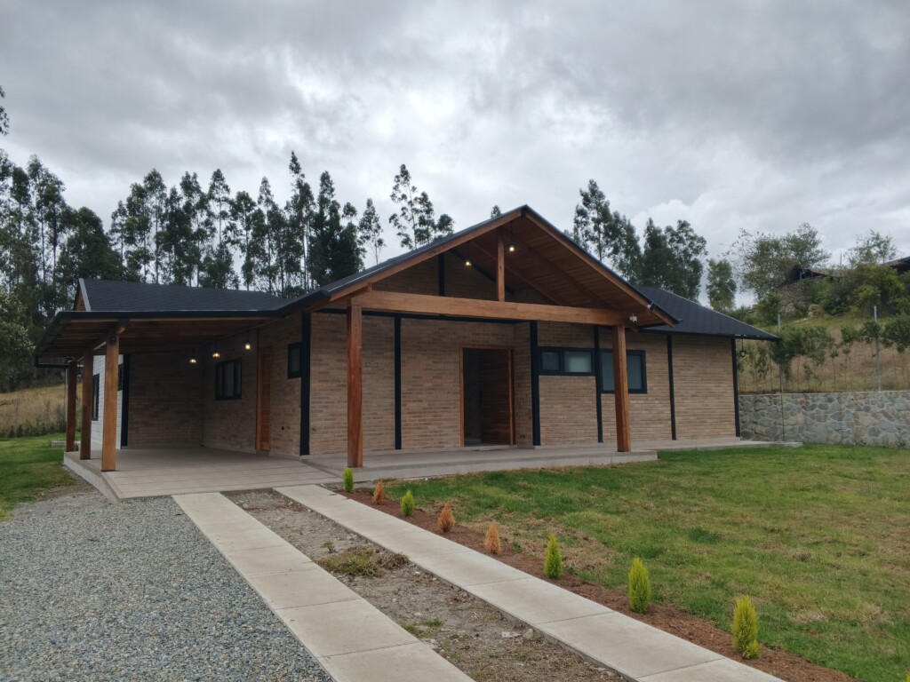CASA EN DELEG - HERMOSA PROPIEDAD