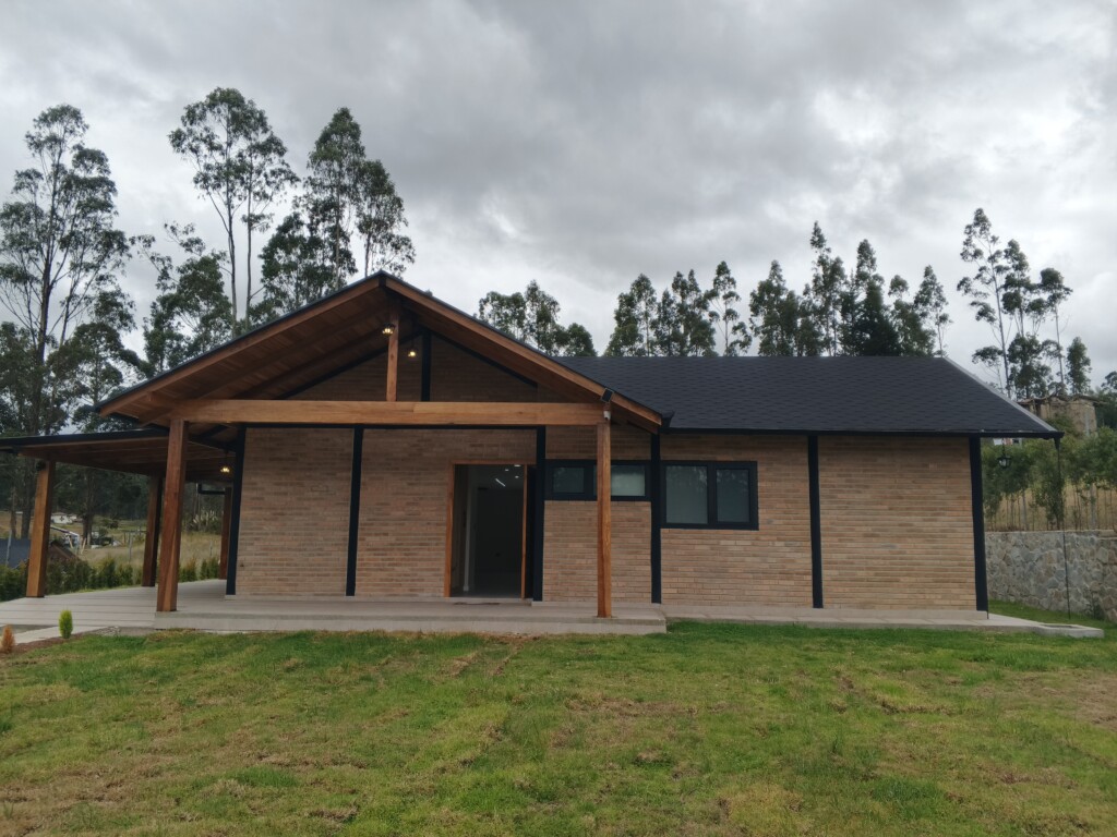 CASA EN DELEG – HERMOSA PROPIEDAD CASA EN DELEG - HERMOSA PROPIEDAD