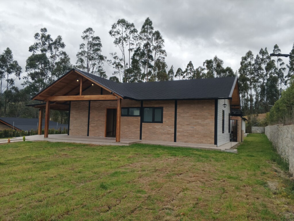 CASA EN DELEG – HERMOSA PROPIEDAD CASA EN DELEG - HERMOSA PROPIEDAD