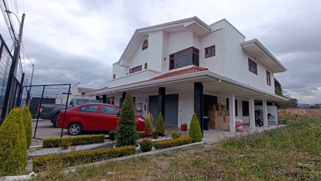 CASA RENTERA EN RICAURTE CON TERRENO CASA RENTERA EN RICAURTE CON TERRENO