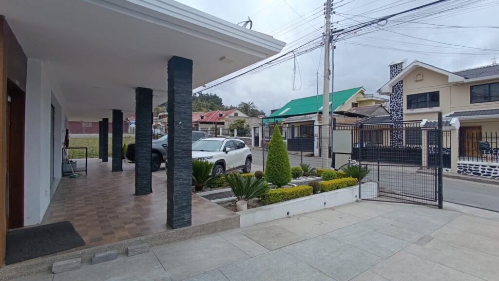 CASA RENTERA EN RICAURTE CON TERRENO CASA RENTERA EN RICAURTE CON TERRENO