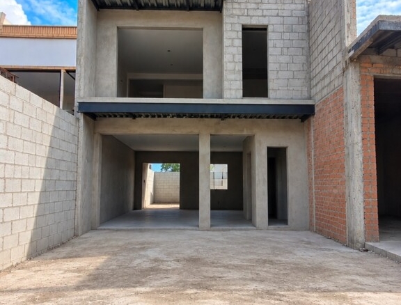 CASA INDEPENDIENTE DE TRES PISOS EN EL SECTOR LOS CEREZOS