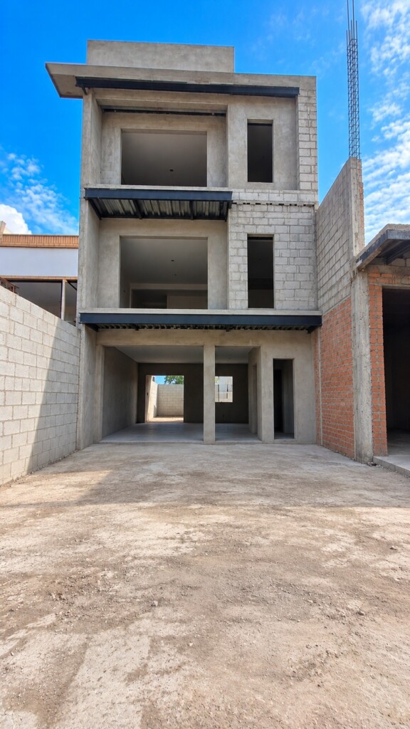 CASA INDEPENDIENTE DE TRES PISOS EN EL SECTOR LOS CEREZOS CASA INDEPENDIENTE DE TRES PISOS EN EL SECTOR LOS CEREZOS